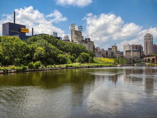 明尼阿波利斯市中心，前景是密西西比河