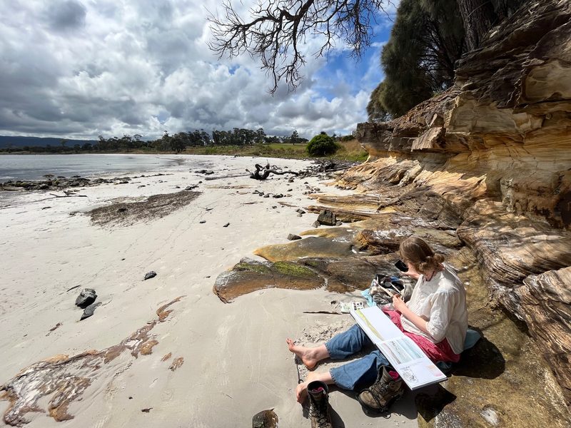 Luisa Cichowski ‘24 sets up for a day of sketching on the coast in Triabunna, Tasmania