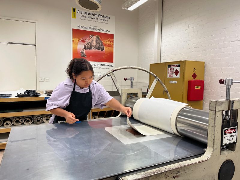 Hsar Sar Lwin ‘24 pulls a print for her edition at the Australian Print Workshop