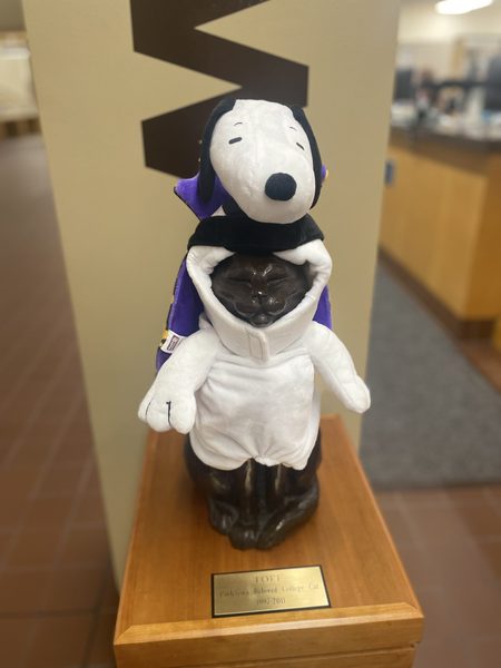 Toff the Cat statue dressed as Snoopy.