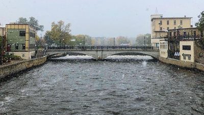 Snow falls on the cannon river