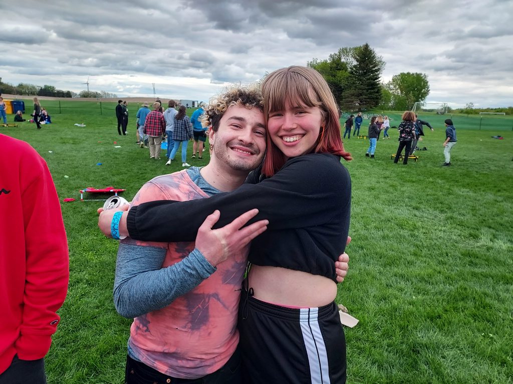 Two friends hugging at sproncert
