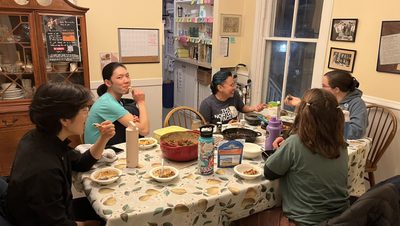 A group of students eats dinner in Dacie Moses house