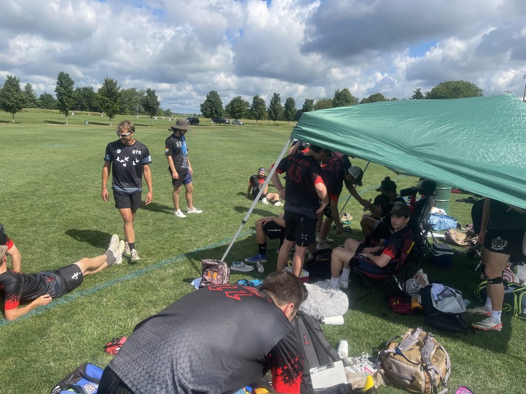 Frisbee team arriving to the field