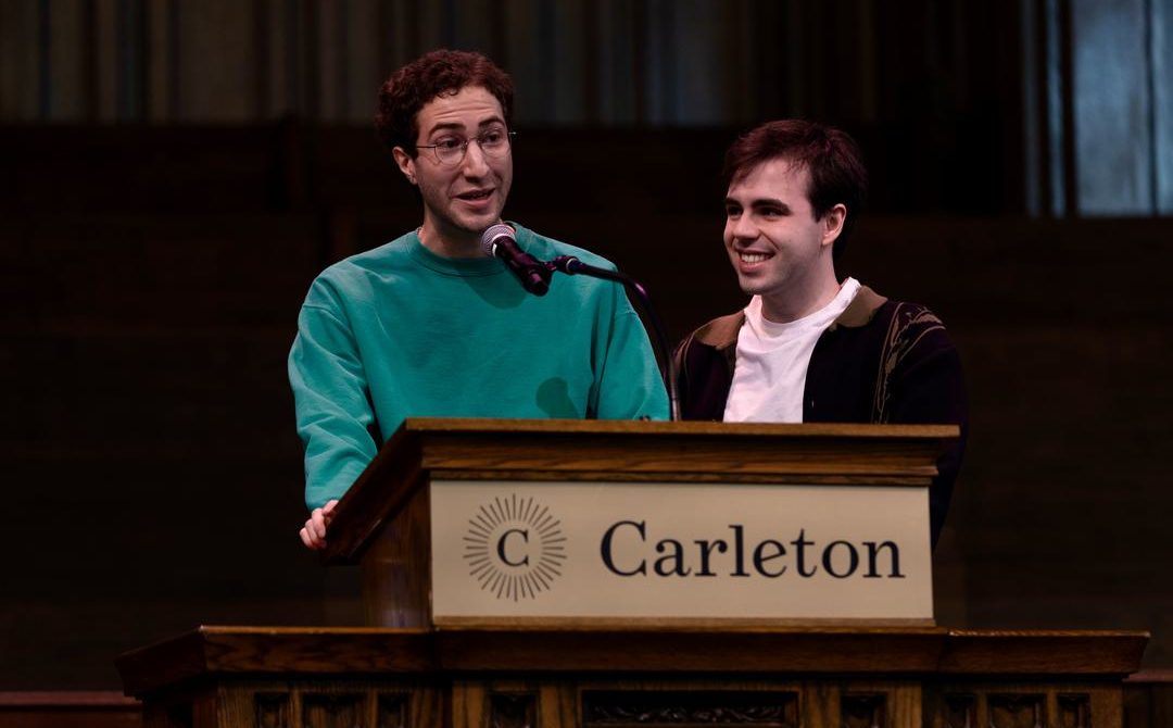 Carleton student welcoming Convocation speaker Bob Daily '82