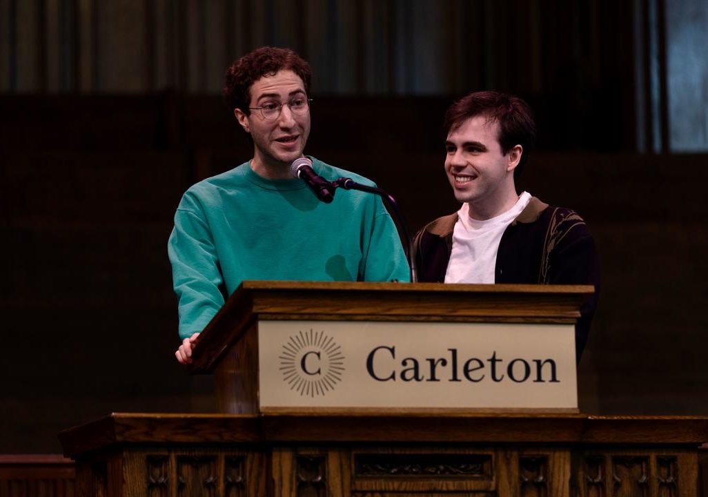 Carleton student welcoming Convocation speaker Bob Daily '82
