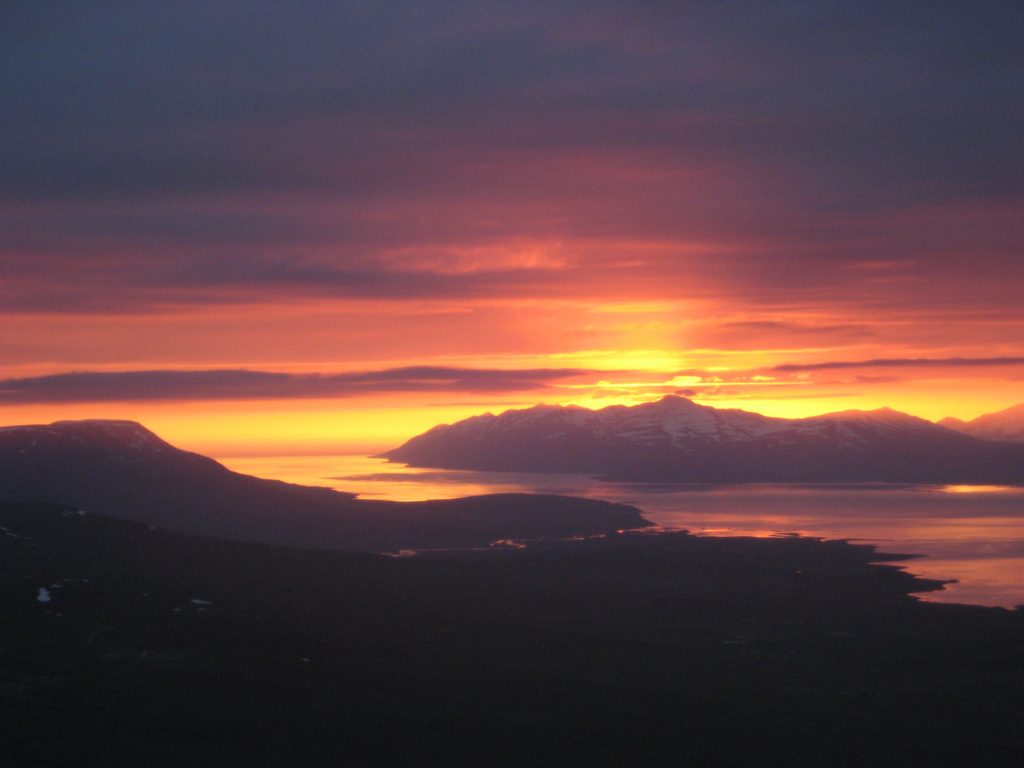 The Midnight Sun in Icelandic mountains