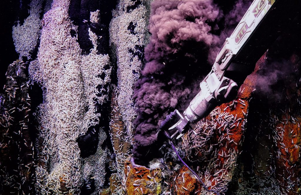 Underwater tool extracting samples from hydrothermal deep sea volcanos.