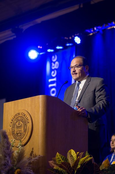 Vice President and Dean of Admissions and Financial Aid Art D. Rodriguez ’96 speaks at new student welcome.