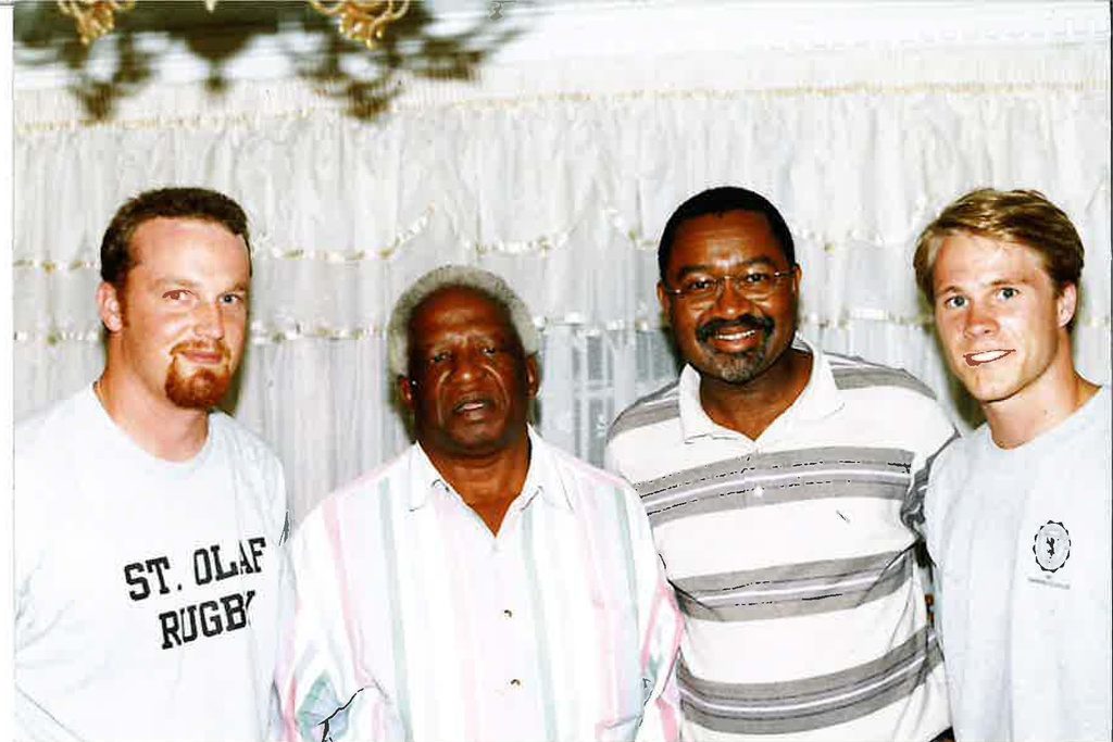 Chérif Keïta, photographer Peter Magubane, and two students pose for a photo.