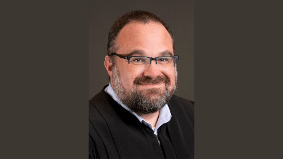 Headshot of Bruce Manning ’96.