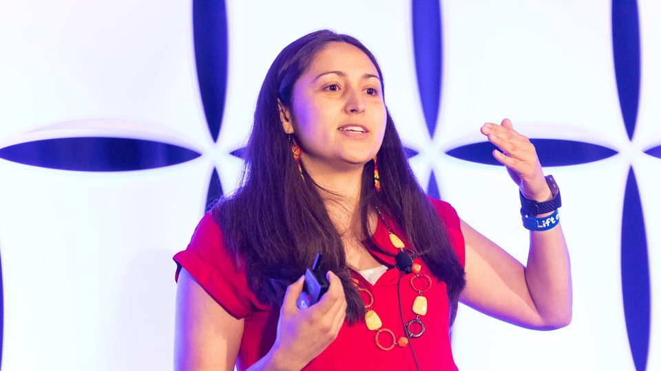 Alicia Prieto Langarica giving a talk onstage.