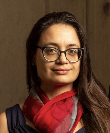 Headshot of Amna Khalid.