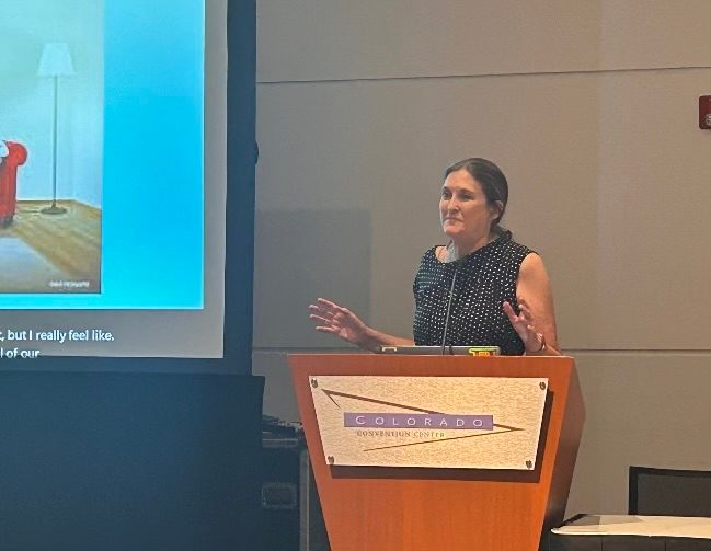 Karen Brakke delivering her Brewer Award talk at the APA Convention. 