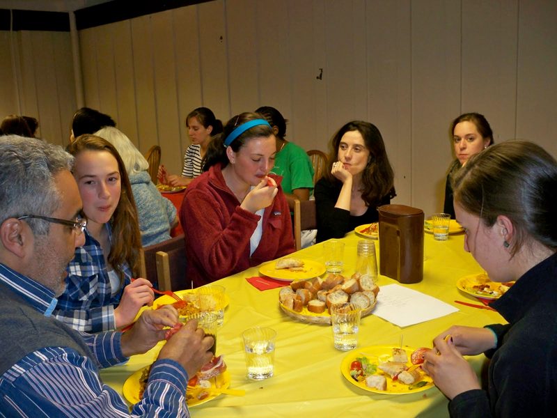 Chatting and eating with Prof. Álvarez-Blanco and Prof. Brioso