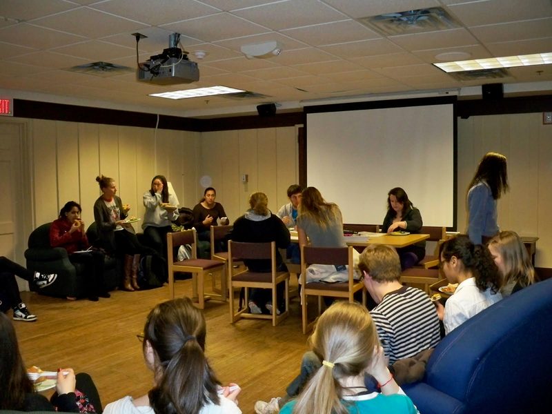 Students sharing their experiences abroad