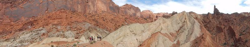 Hiking to the center of Upheaval Dome