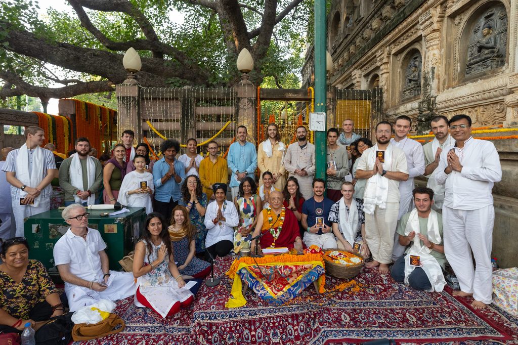 Students, instructors and staff with Chokyi Nyima Rinpoche under the Bodi tree at Mahabodi