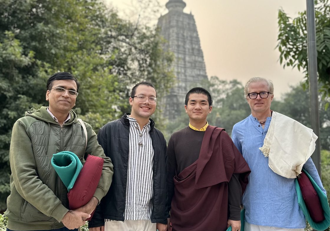 Arthur McKeown, Mrigendra Pratap, a Buddhist monk and a student stand in front of the Mahabodi temple