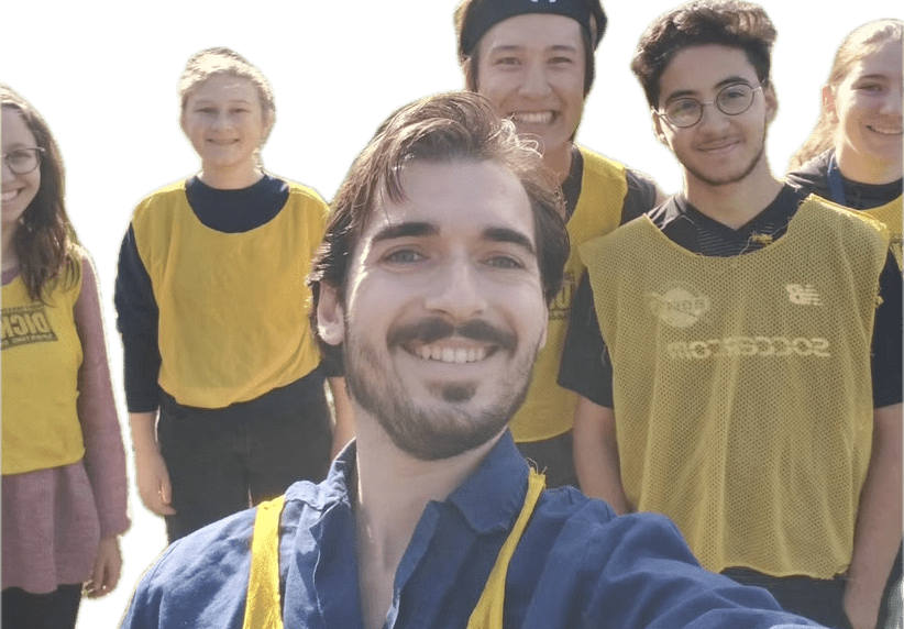 Simon Bouriat-Hardouin takes a selfie with French students wearing yellow practice jerseys