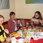Students eating Schnitzel