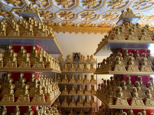 Many gold buddha statues