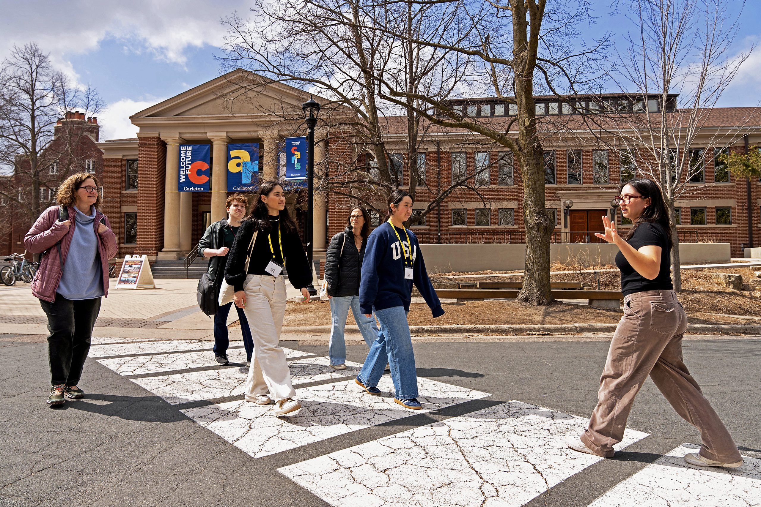Prospective students and parents on a campus tour