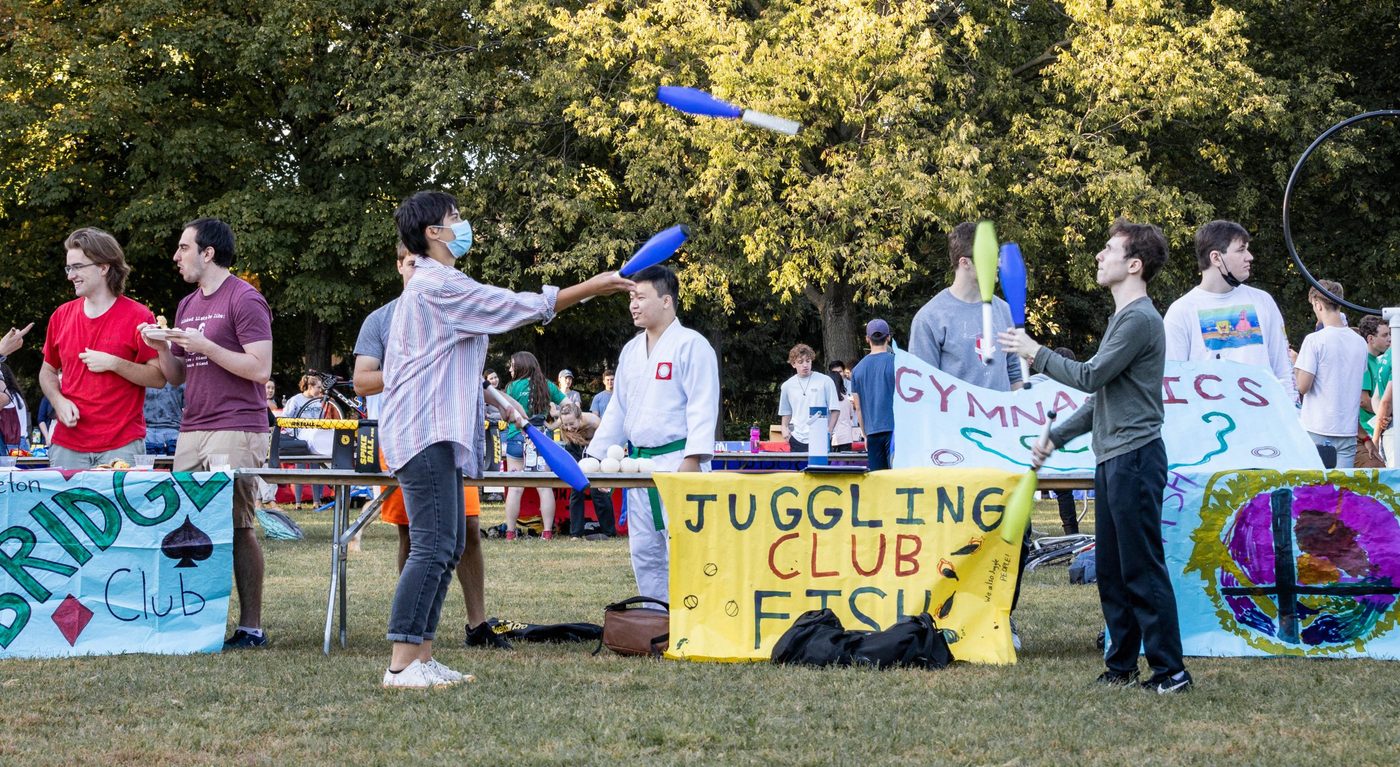 students juggle for the juggling club at the student activities club fair