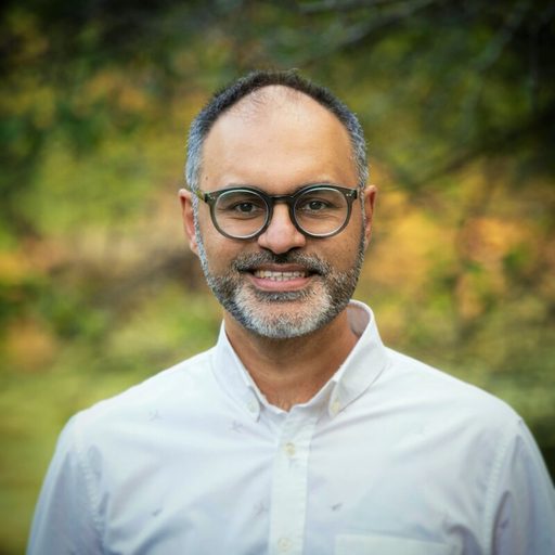 Faisal Mohyuddin '00 head and shoulders portrait