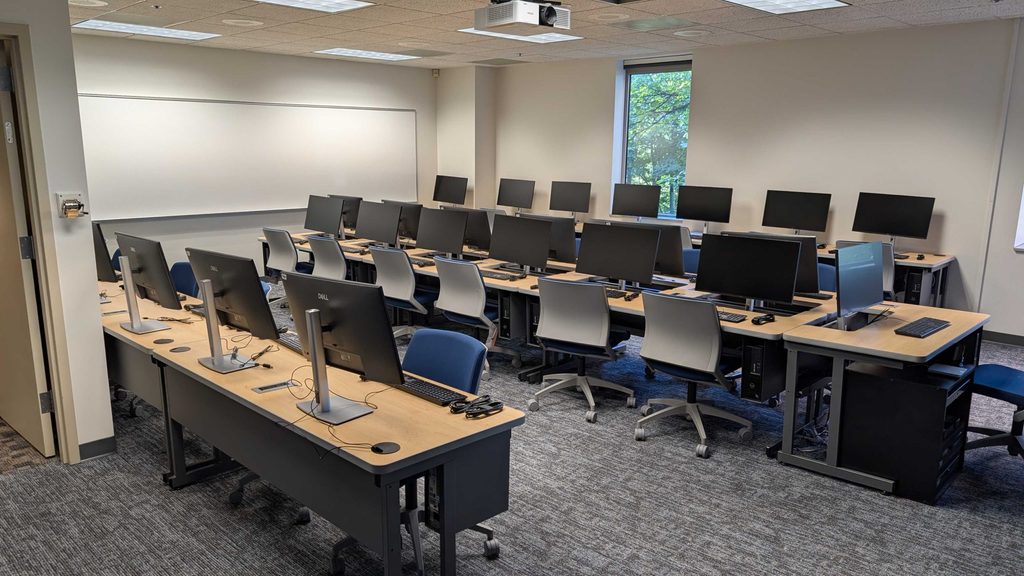CMC110 - Windows computer lab with tables and chairs, view from entrance