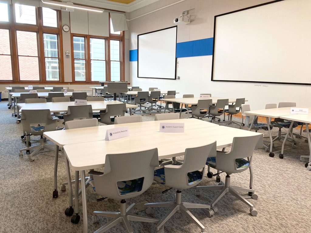 Weitz235 room with 48 seats, flexible furniture, 2 projection screens, windows