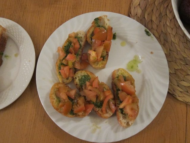 Freshly Prepared Bruschetta (pomodori, aglio, olio d'oliva su fette di pane con pesto)
