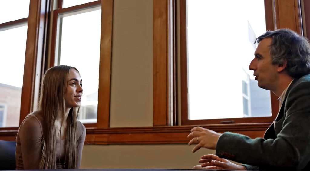 Lejla Mehmedovic '27 meets with an alum in the Weitz Center