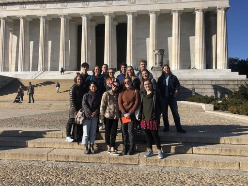 grup of students infront of the lincoln memorial