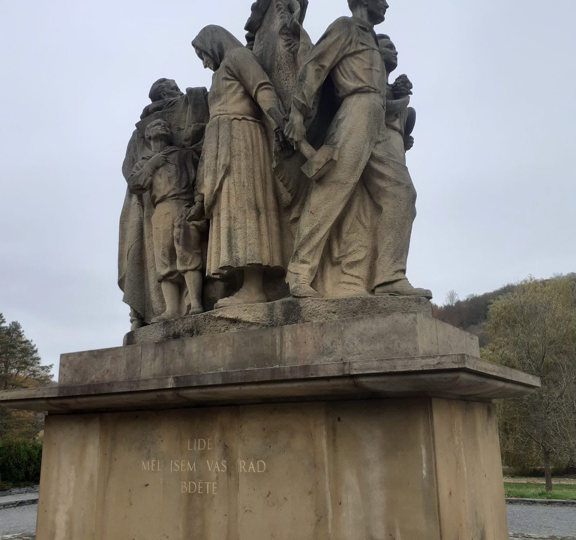 statue of people banded together