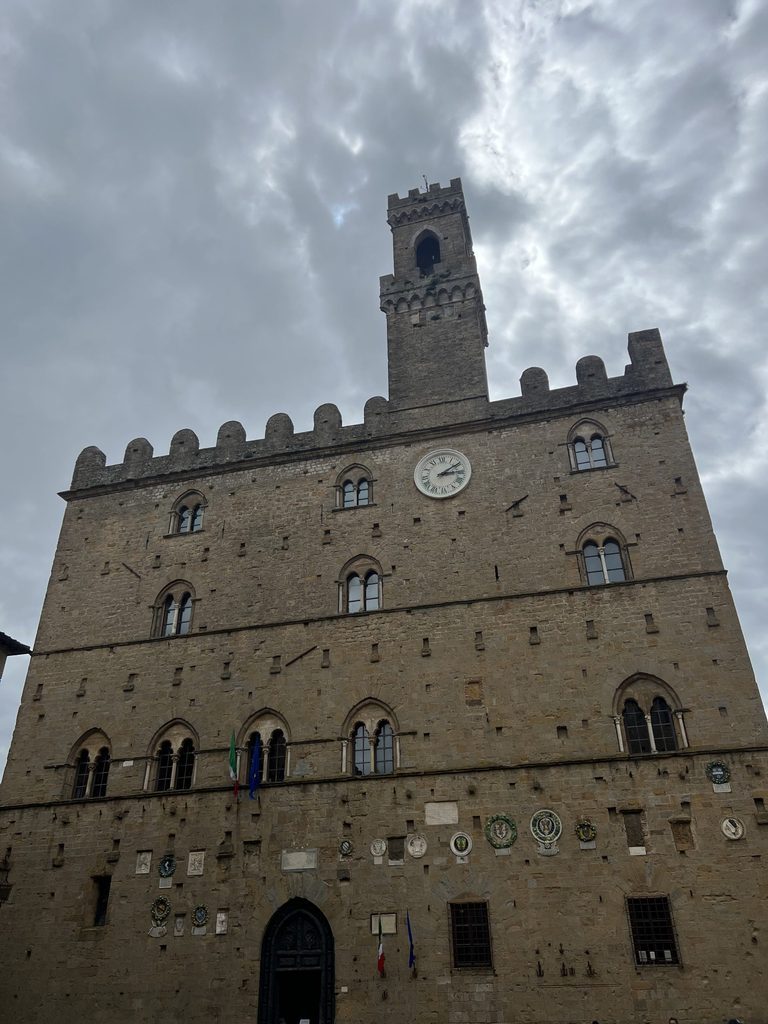 Piazza dei Priori, Italian building