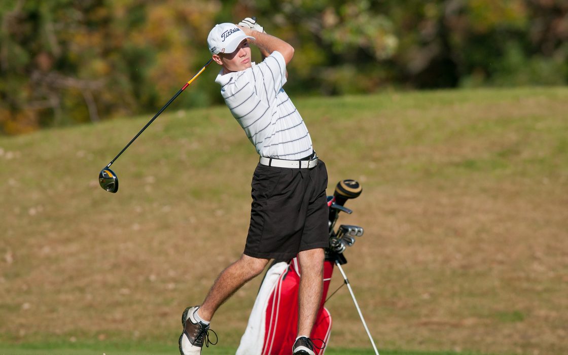 Jorde Ranum swings a golf club