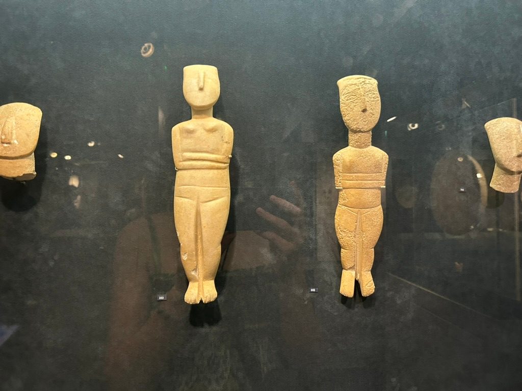 Cycladic female figure with crossed arms and pubic triangle