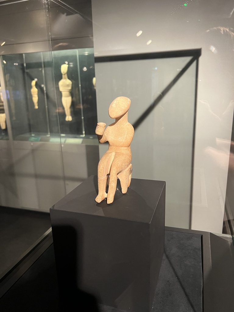 Cycladic figurine drinking