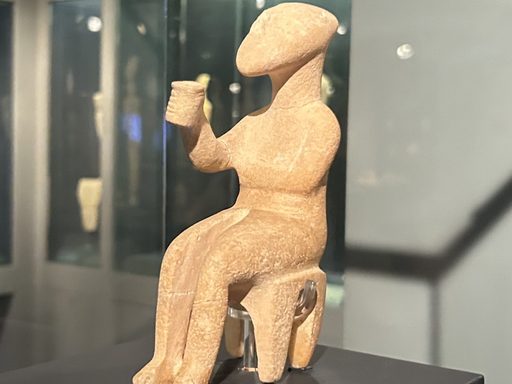 Cycladic figurine holding an outstretched hand with cup
