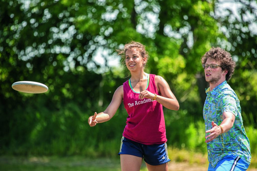 two students with a Frisbee
