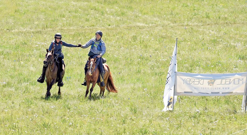 Carol Federighi ’82 finishes the Mongol Derby
