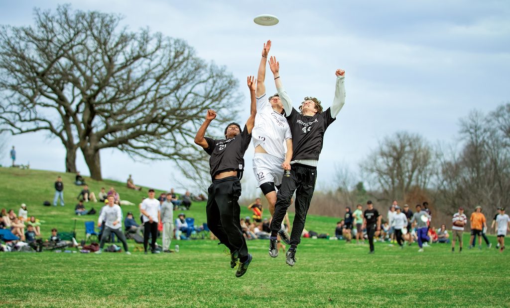 2 students playing ultimate frisbee