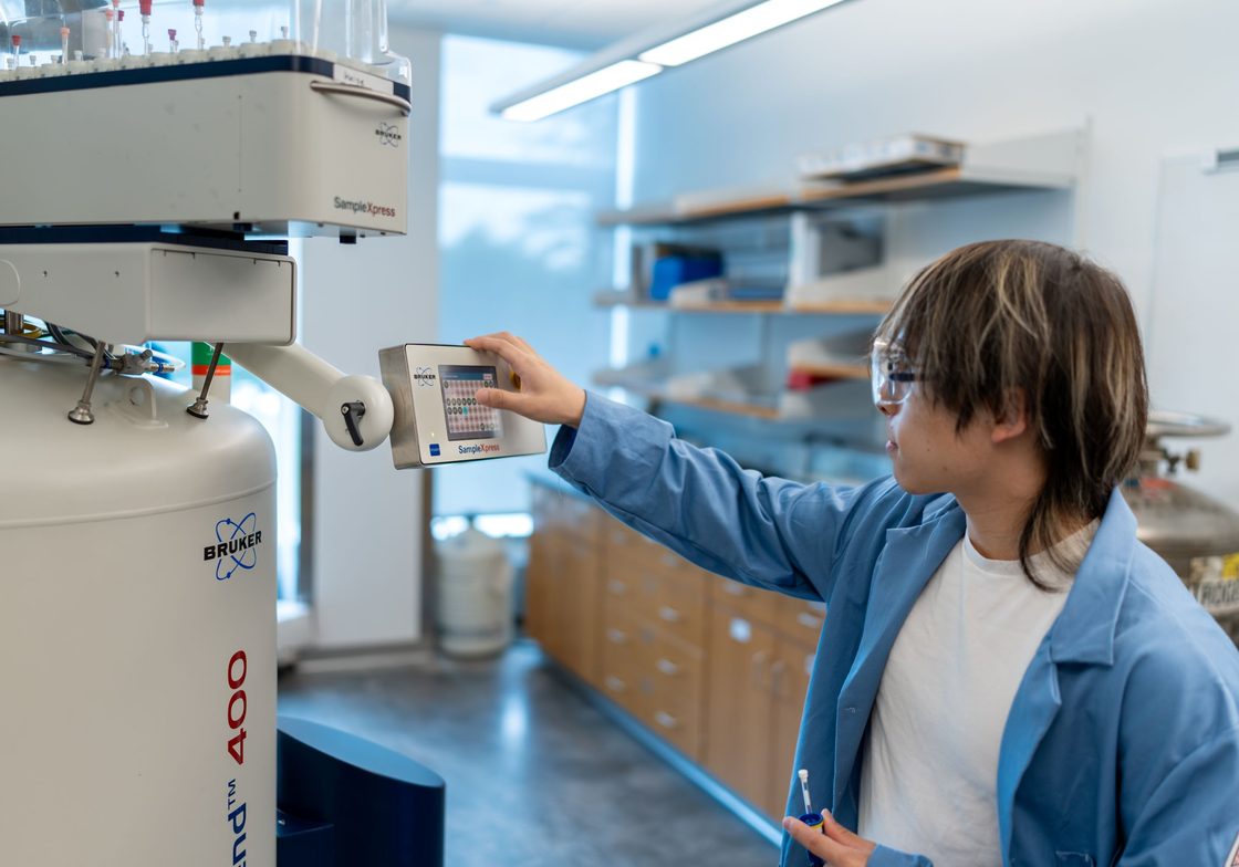 Yinan loads his sample into the NMR sample changer