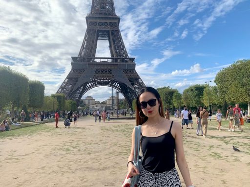 Sherry Zhang '25 in front of the Eiffel Tower